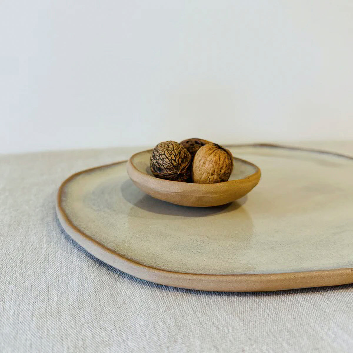 teresamaree.clay. Platter + Pinch pot | Chestnut